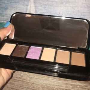 Buxom customizable pallete